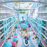 Visualisierung des Innenraums mit Restaurants und Sonnenschirmen