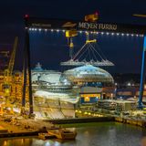 Ein Kran der Meyer Werf hebt die Glaskuppel über das Schiff