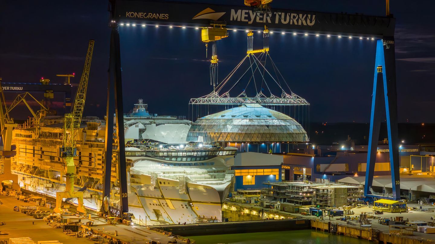 Ein Kran der Meyer Werf hebt die Glaskuppel über das Schiff