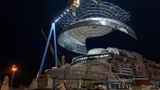 Die Glaskuppel wird auf das Kreuzfahrtschiff gehoben