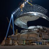 Die Glaskuppel wird auf das Kreuzfahrtschiff gehoben