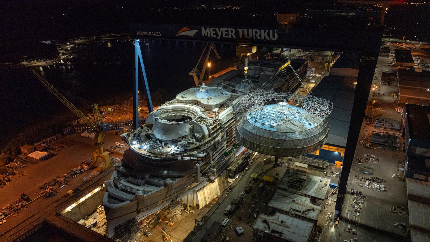 Die Glaskuppel wird auf das Kreuzfahrtschiff gehoben