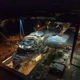 Die Glaskuppel wird auf das Kreuzfahrtschiff gehoben