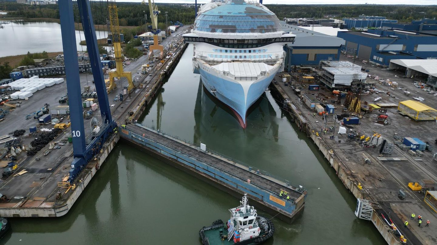 Vogelperspektive auf das Schiff im Wasser Vogelperspektive auf das Schiff im Wasser