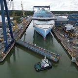 Vogelperspektive auf das Schiff im Wasser