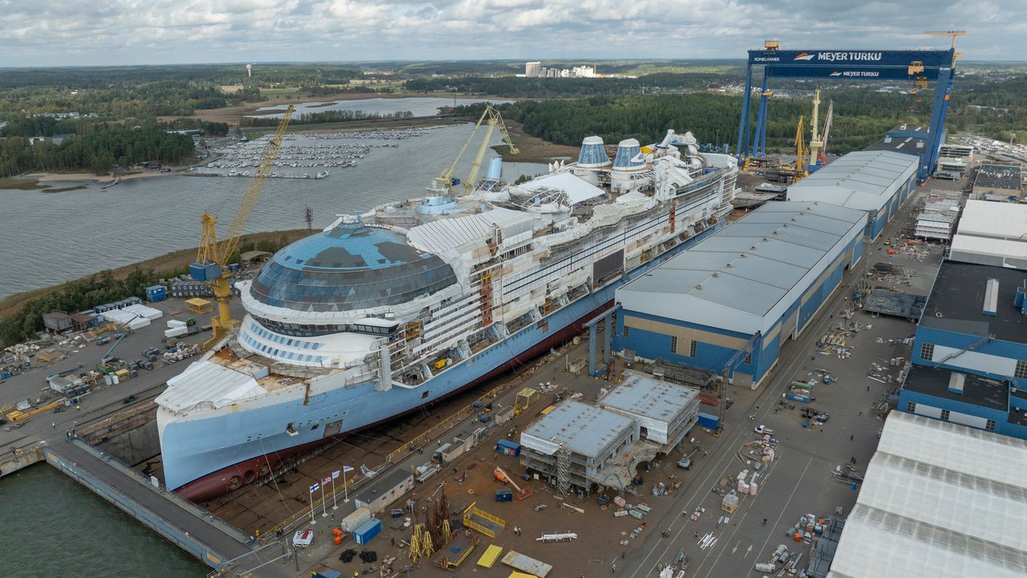 Kreuzfahrtschiff VogelPerspektive auf Daskreuzfahrtschiff auf der Meyer Werft