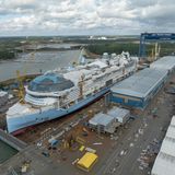 Vogelperspektive auf das Kreuzfahrtschiff auf der Meyer Werft