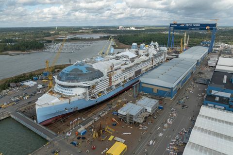 Vogelperspektive auf das Kreuzfahrtschiff auf der Meyer Werft