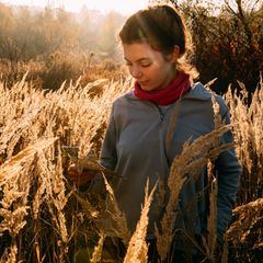 Fleece Pullover Eine Frau trägt einen Fleece Pullover.