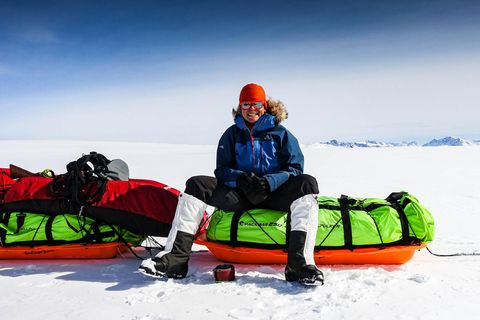 Geertje Marquardt sitzt auf ihrem Schlitten in der Arktis