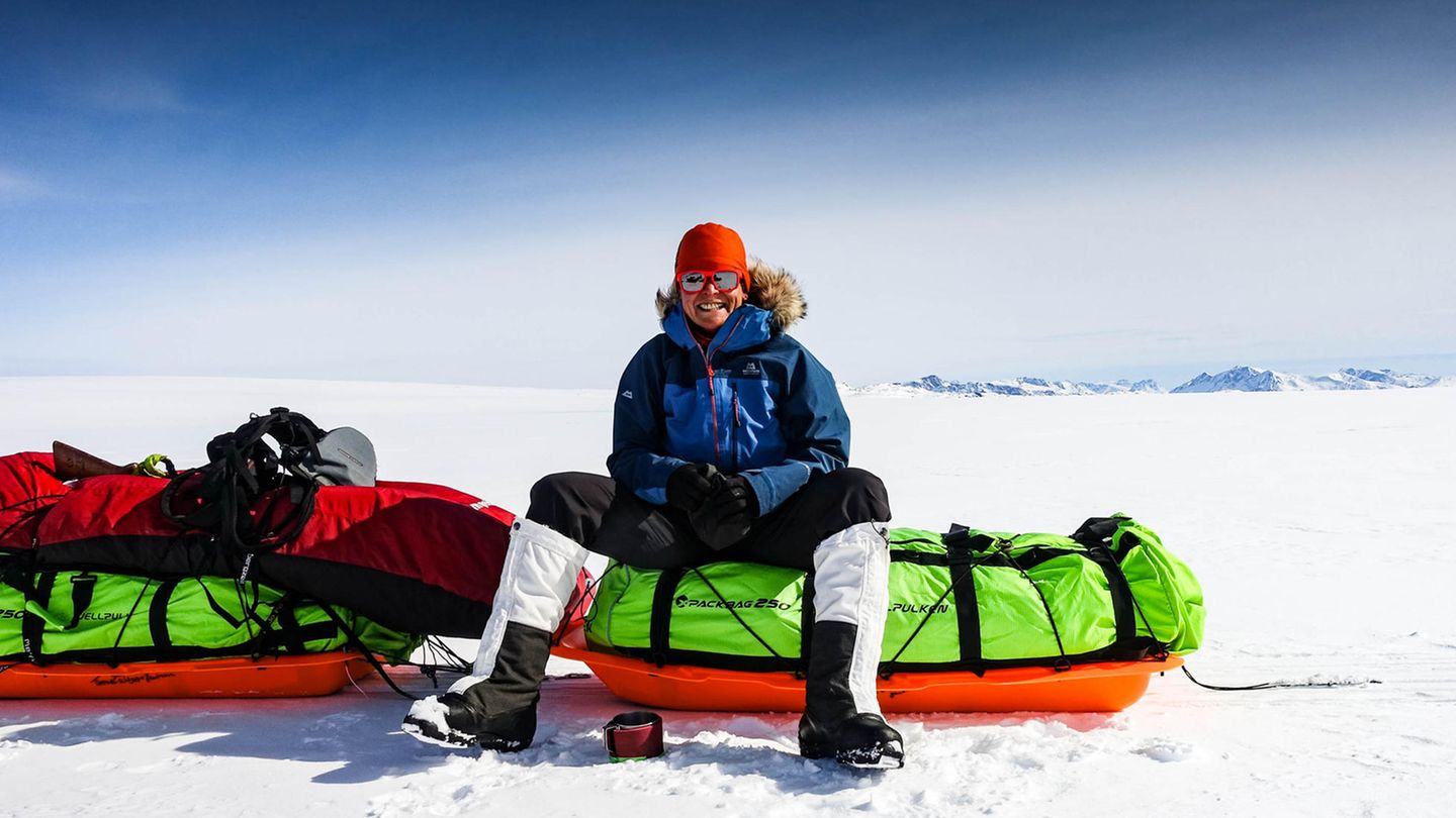 Geertje Marquardt sitzt auf ihrem Schlitten in der Arktis Geertje Marquardt sitzt auf ihrem Schlitten in der Arktis