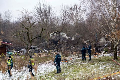 Einsatzkräfte bei der Sicherung der Absturzstelle der DHL-Maschine in der Nähe von Vilnius
