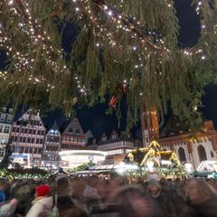 Der Frankfurter Weihnachtsmarkt zieht die Tassen im neuen Design zurück. (Symbolbild) Foto: Boris Roessler/dpa