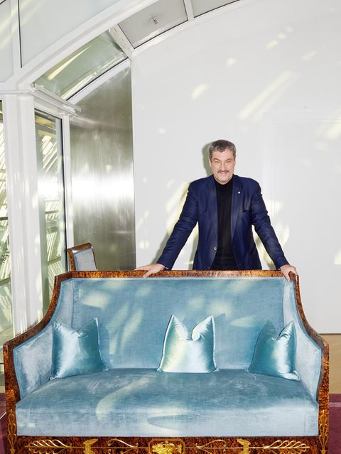 Markus Söder steht hinter einem Sofa in der bayerischen Staatskanzlei