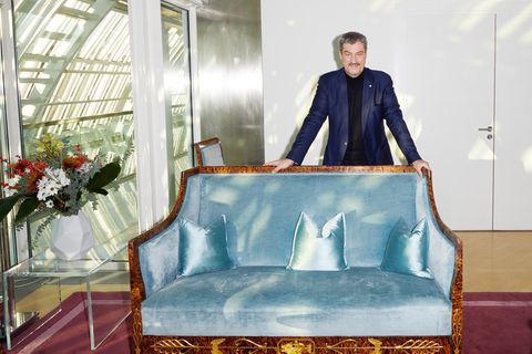 Markus Söder steht hinter einem Sofa in der bayerischen Staatskanzlei