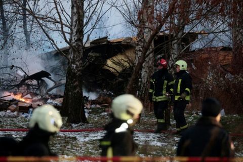 Feuerwehrleute am Wrack des Flugzeugs