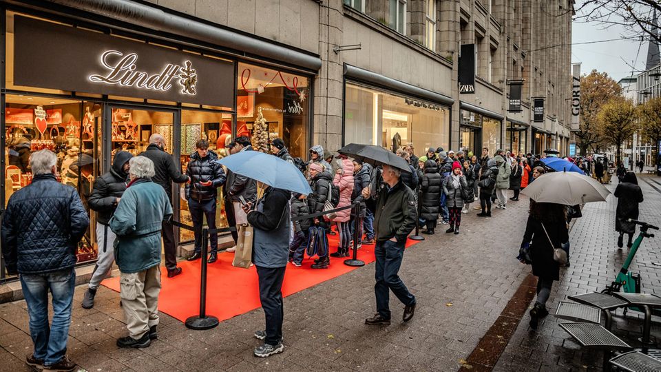 Warten auf Schoko: Schlange vor dem Hamburger Lindt-Shop Mitte November