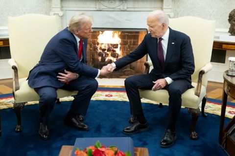 Handshake zwischen Donald Trump und Joe Biden am 13. November im Oval Office