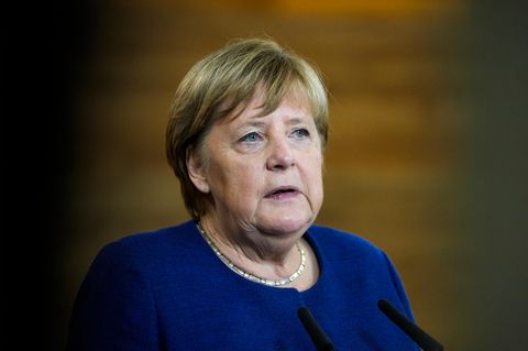 Angela Merkel sitzt auf einer Bühne, ihr neues Buch sorgt für Aufsehen