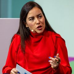 Aline Abboud moderiert eine Podiumsdiskussion