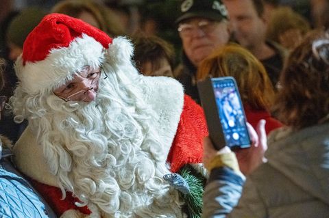 Ein Weihnachtsmann in Stralsund posiert für ein Handyfoto