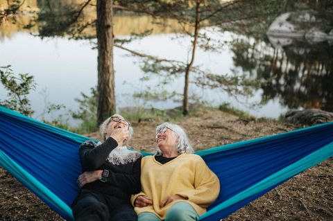 Symbolbild Gehirn und fit im Alter: Zwei Frauen in einer Hängematte