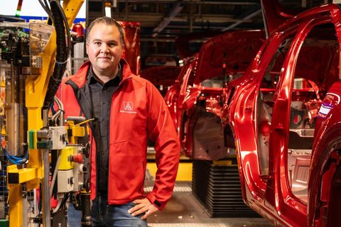 Betriebsrätler David Lüdtke vor dem Fließband in der Ford-Fabrik