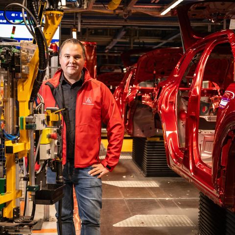 Betriebsrätler David Lüdtke vor dem Fließband in der Ford-Fabrik