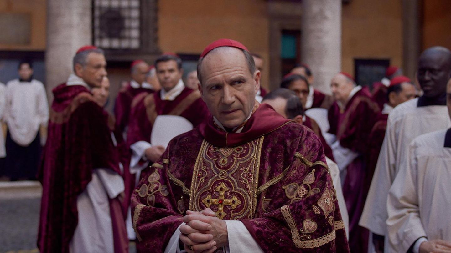 "Konklave" Ralph Fiennes im Focus Features Film "Konklave"