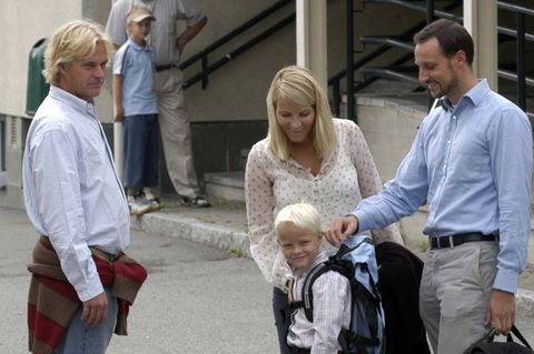 Zu seiner Einschulung im Jahr 2003 wurde Marius Borg Høiby auch von einem Vater Morten Borg begleitet