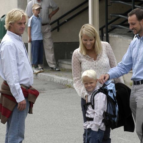 Zu seiner Einschulung im Jahr 2003 wurde Marius Borg Høiby auch von einem Vater Morten Borg begleitet