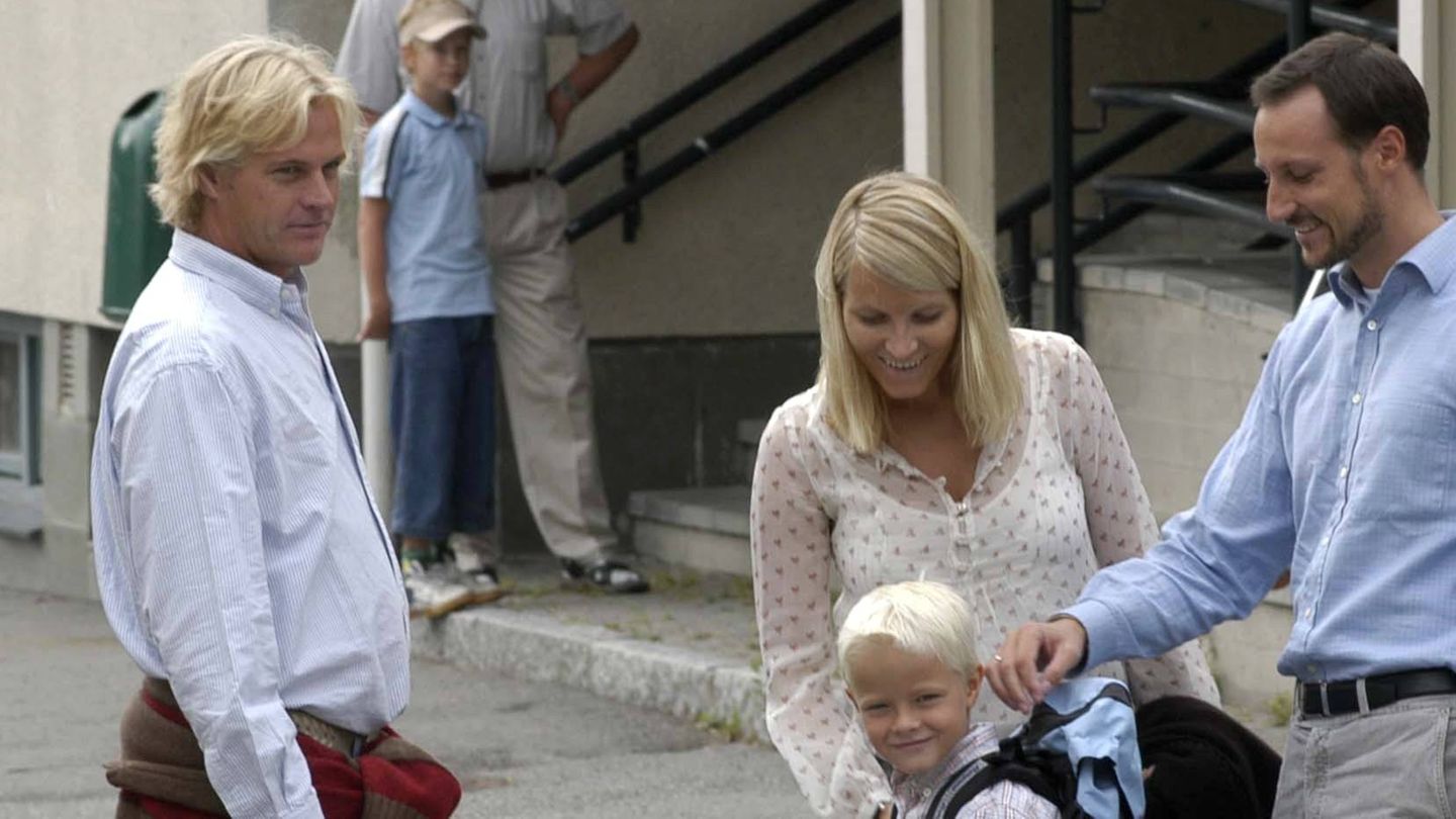 Zu seiner Einschulung im Jahr 2003 wurde Marius Borg Høiby auch von einem Vater Morten Borg begleitet