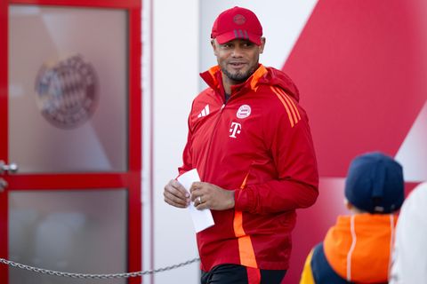 Champions League: Bayern-Coach Vincent Kompany hält einen Zettel in der Hand