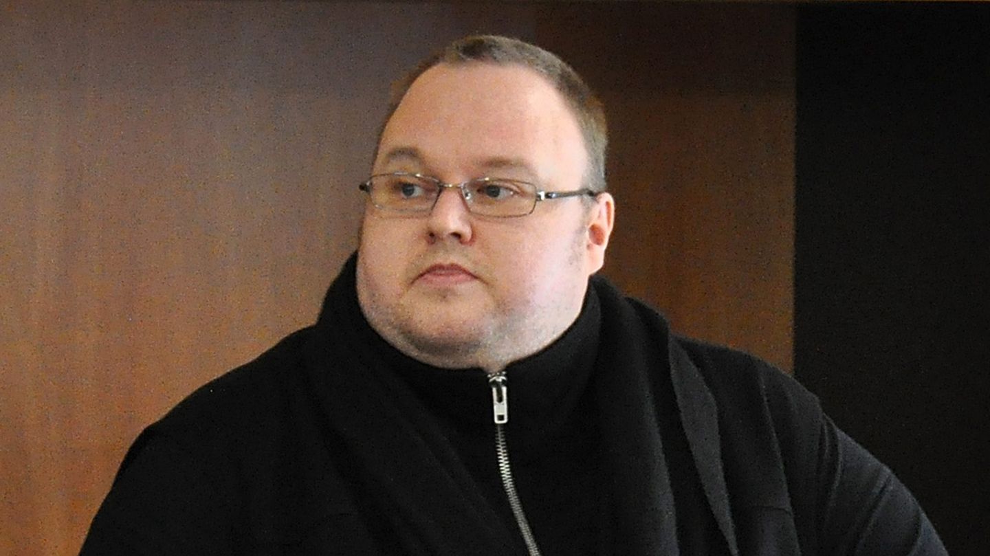 Im August 2024 unterschrieb der neuseeländische Justizminister Paul Goldsmith einen entsprechenden Auslieferungsbeschluss. "Ich habe alle Informationen sorgfältig geprüft und bin zu dem Schluss gekommen, dass Herr Dotcom an die USA ausgeliefert werden sollte, um sich dort einem Prozess zu stellen", so Goldsmith. Zuletzt meldete sich Kim Dotcom im November mit News zu seinem Gesundheitszustand und erklärte, er habe eine "schweren Schlaganfall erlitten". "Betet für meine Familie und mich", schrieb er auf X.  