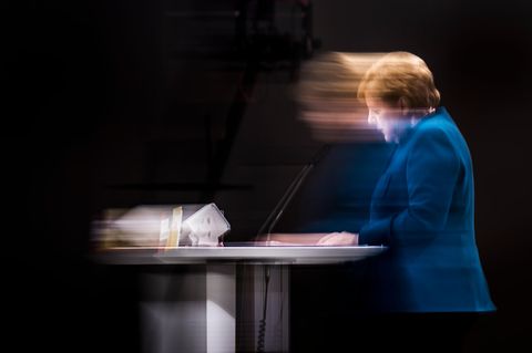 Angela Merkel am Rednerpult verschwommen