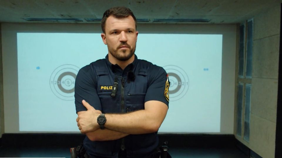 Gewalt gegen die Polizei: "Dann werde ich von meiner Schusswaffe Gebrauch machen" Durch die steigendende Gewalt gegen Polizeikräfte soll nun die Ausbildung intensiviert werden. Nach dem Tod eines Mannheimer Polizisten im Mai sind dabei Messerangriffe im Fokus.