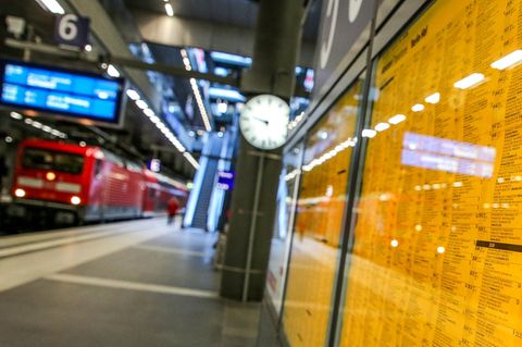 Abfahrtsfahrplan der Bahn am Berliner Hauptbahnhof