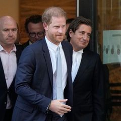Anwalt David Sherborne (r.) schätzt die Gerichtskosten für das Verfahren von Prinz Harry (M.) und anderen Promis auf mehr als 38