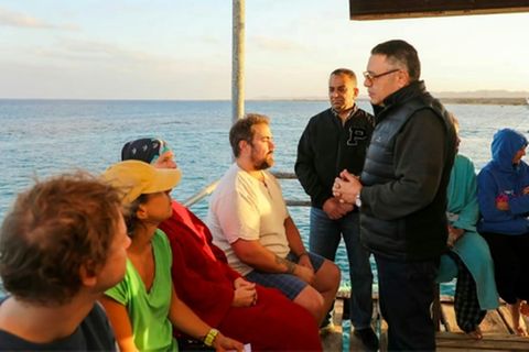 Gouverneur Hanafi spricht mit Überlebenden