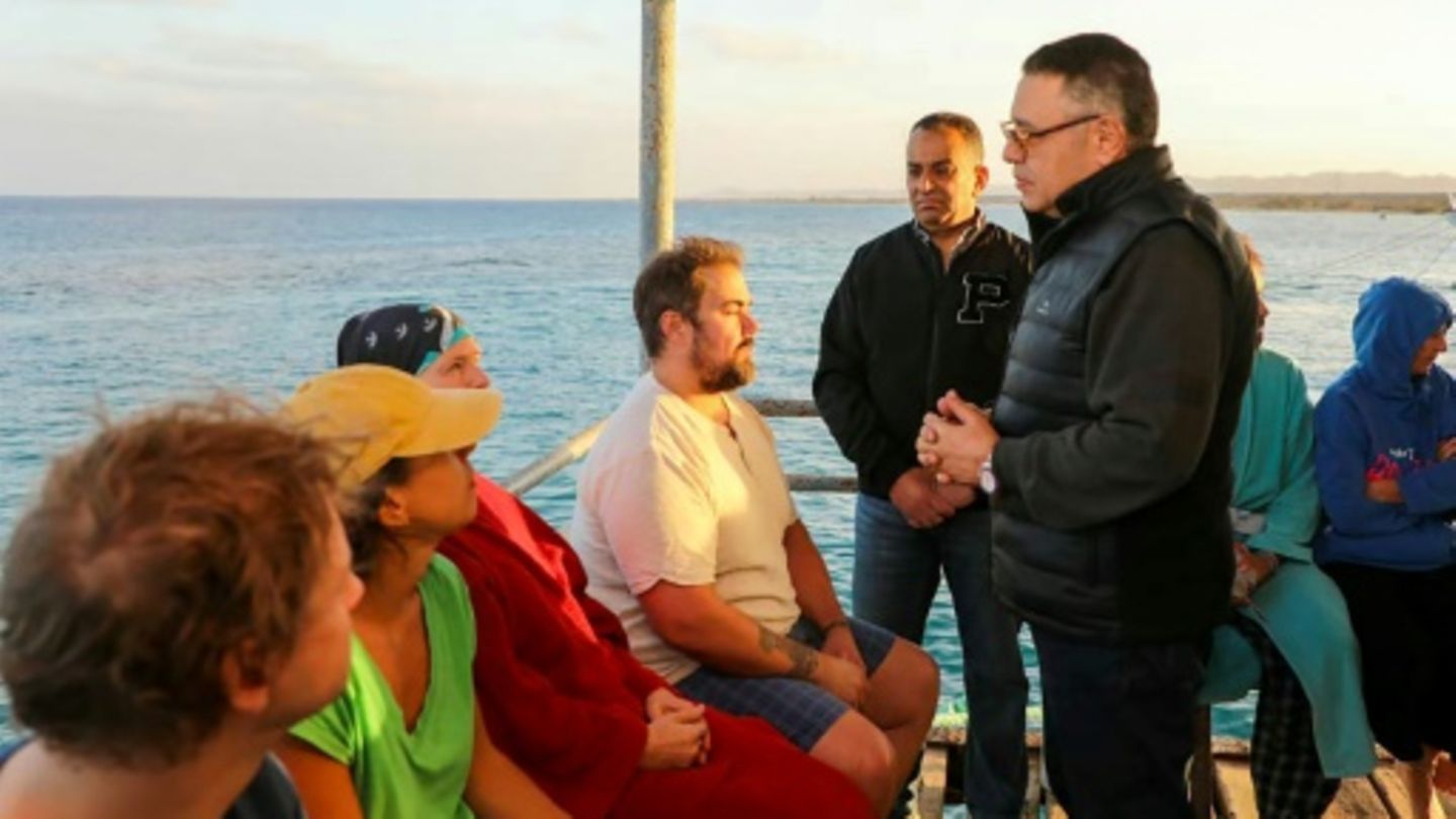 Gouverneur Hanafi spricht mit Überlebenden