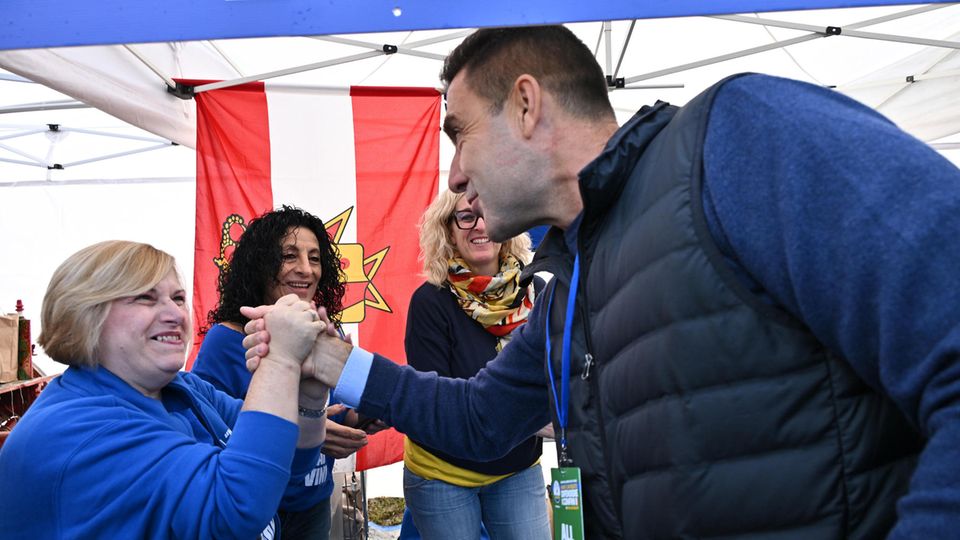 Vannacci mit Anhängerin Vannacci mit Anhängerin