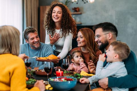 Freunde feiern eine Friendsgiving Party