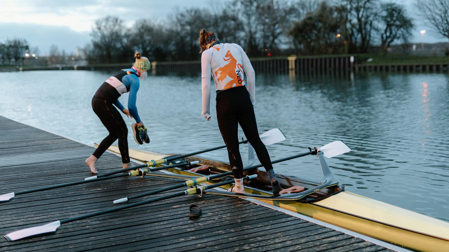 Spitzensport zwei Frauen neben Ruderboot
