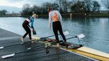 Spitzensport zwei Frauen neben Ruderboot