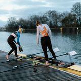 Spitzensport zwei Frauen neben Ruderboot