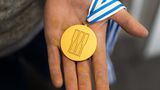 Spitzensport Goldmedaille liegt auf einer Hand