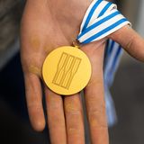 Spitzensport Goldmedaille liegt auf einer Hand