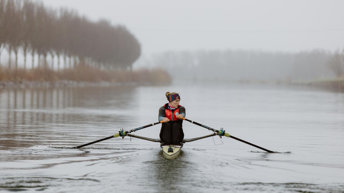 Spitzensport Ruderin im Einer auf eine, Kanal