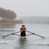 Spitzensport Ruderin im Einer auf eine, Kanal