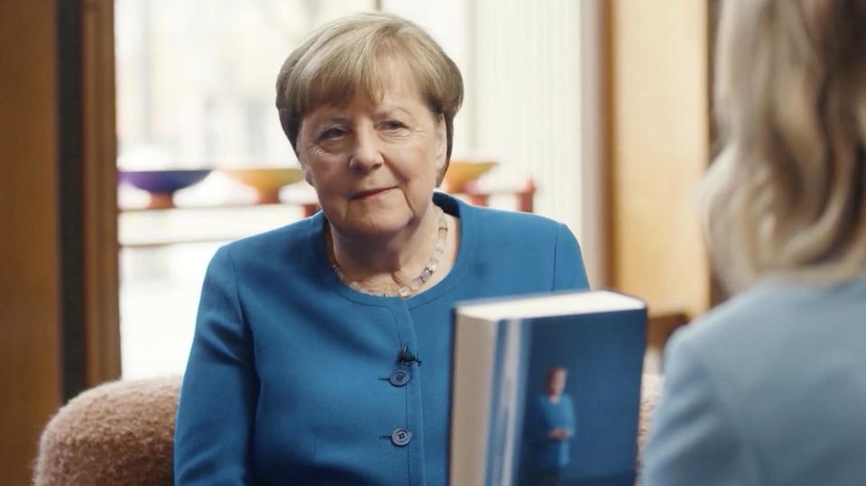 Anlässlich ihres neuen Buches hat sich die vergangene Kanzlerin ein Interview mit Hazel Brugger gewünscht. Hier spricht sie über Kommentare zu ihrem Äußeren und Putins Machtspielchen.